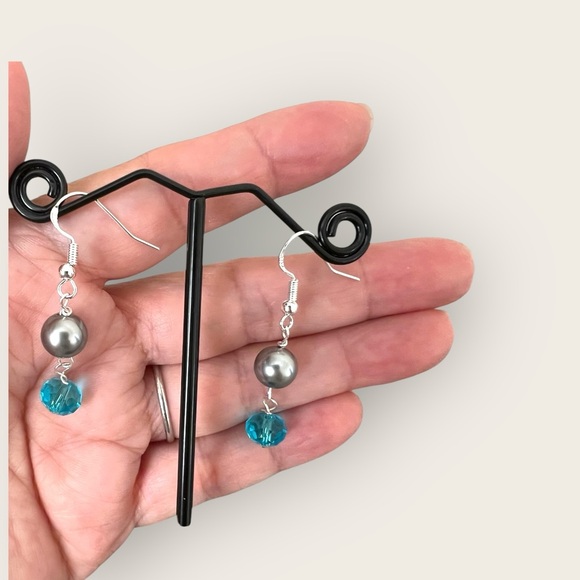 Blue crystal & gray pearl earrings set in silver stamped .925 - Picture 4 of 7